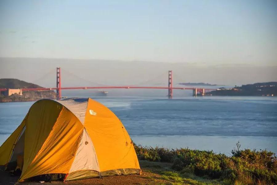 露营地的帐篷，可以俯瞰金门大桥.
