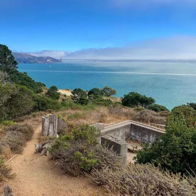 Campground at 天使岛 State Park, overlooking the San Francisco Bay 和 金门大桥